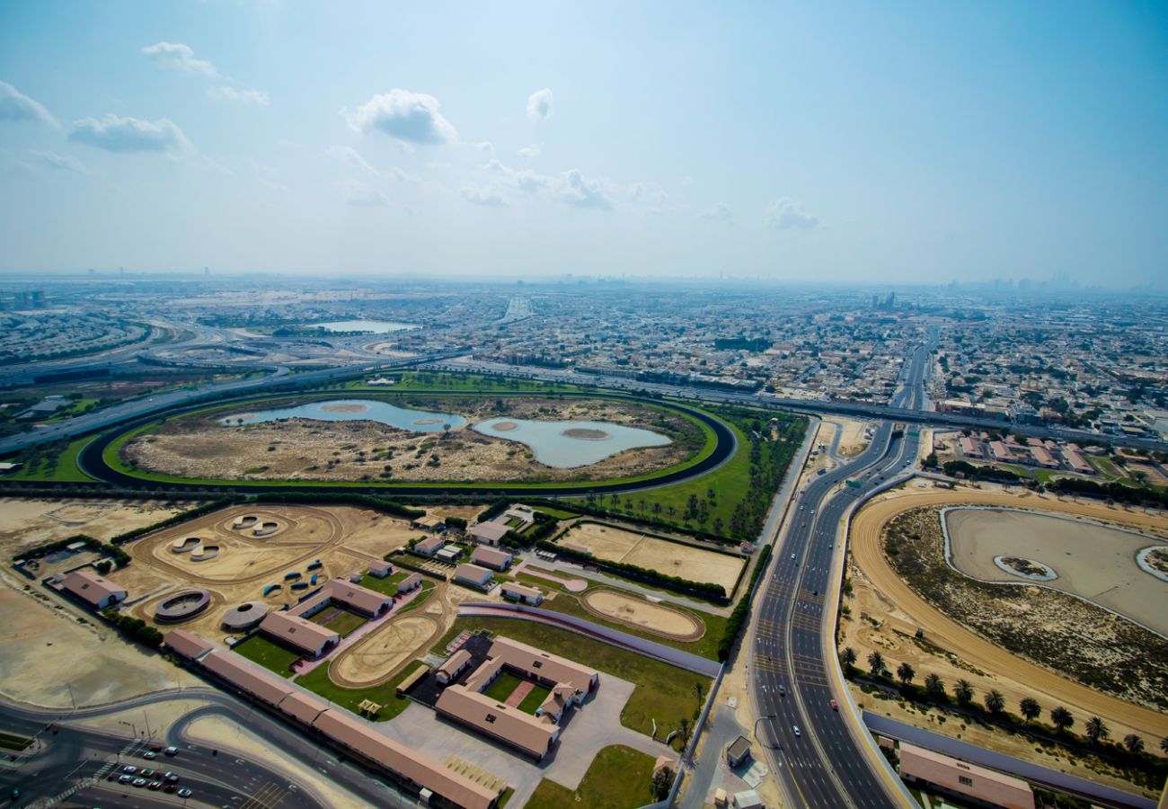 Apartment in Dubai - Canal Serenity: Luxe 2BDR with Panoramic Views