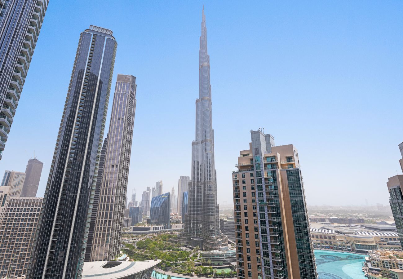 Apartment in Dubai - Vibrant 3BR+1 GR In Downtown W/ BurjKhalifa View