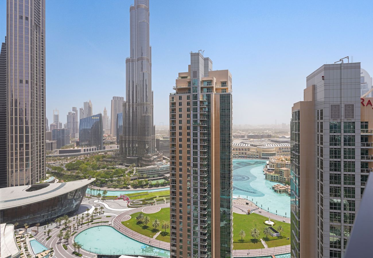 Apartment in Dubai - Vibrant 3BR+1 GR In Downtown W/ BurjKhalifa View