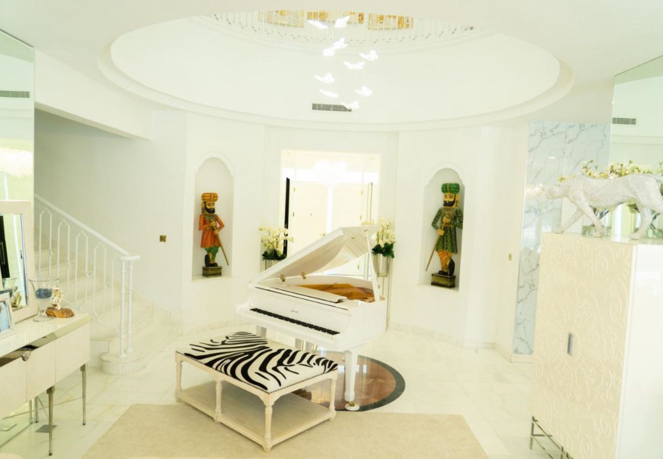 Villa in Dubai - World Class Luxurious 4BDR Villa In Palm Jumeirah