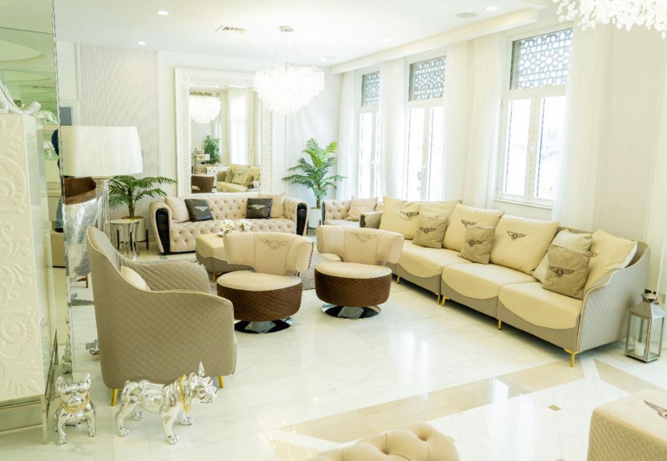 Villa in Dubai - World Class Luxurious 4BDR Villa In Palm Jumeirah