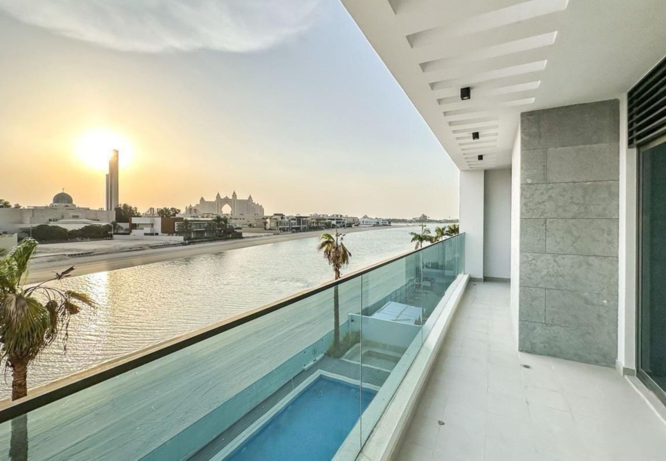 Villa in Dubai - World Class Luxurious 8 BDR Villa In Palm Jumeriah