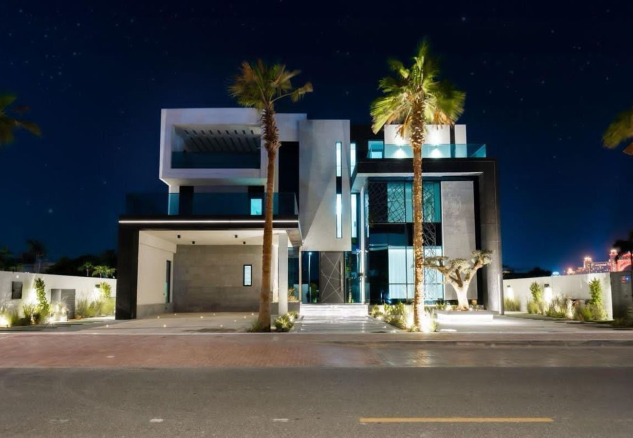 Villa in Dubai - World Class Luxurious 8 BDR Villa In Palm Jumeriah