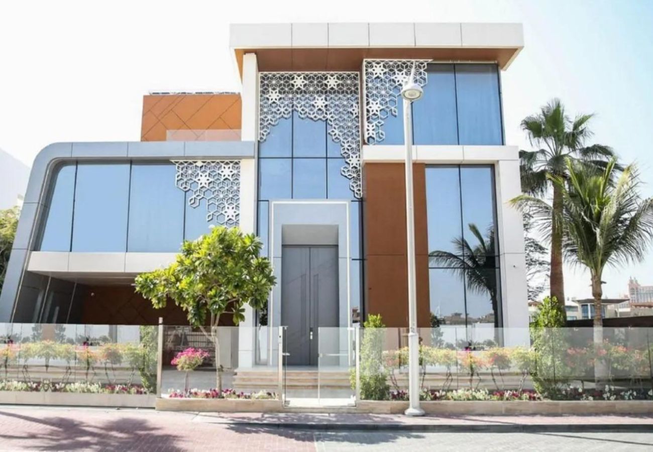 Villa in Dubai - World Class Luxurious 6 BDR Villa In Palm Jumeriah