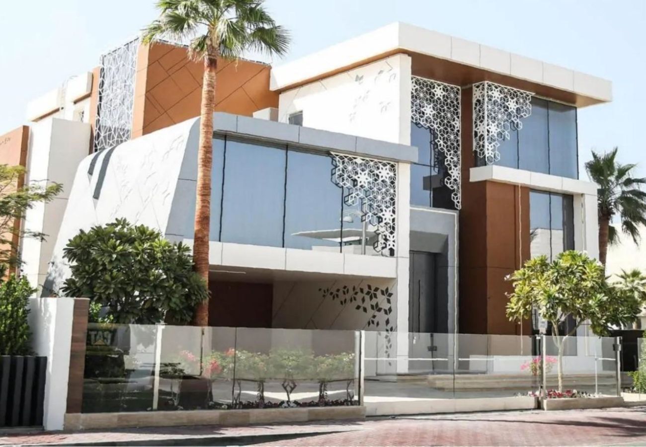 Villa in Dubai - World Class Luxurious 6 BDR Villa In Palm Jumeriah