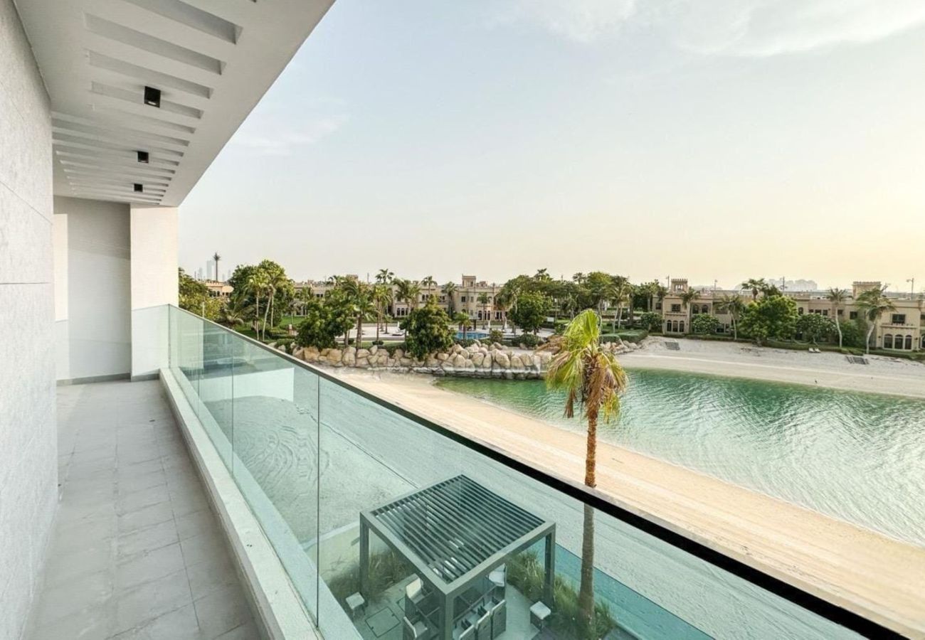 Villa in Dubai - World Class Luxurious 8 BDR Villa In Palm Jumeriah