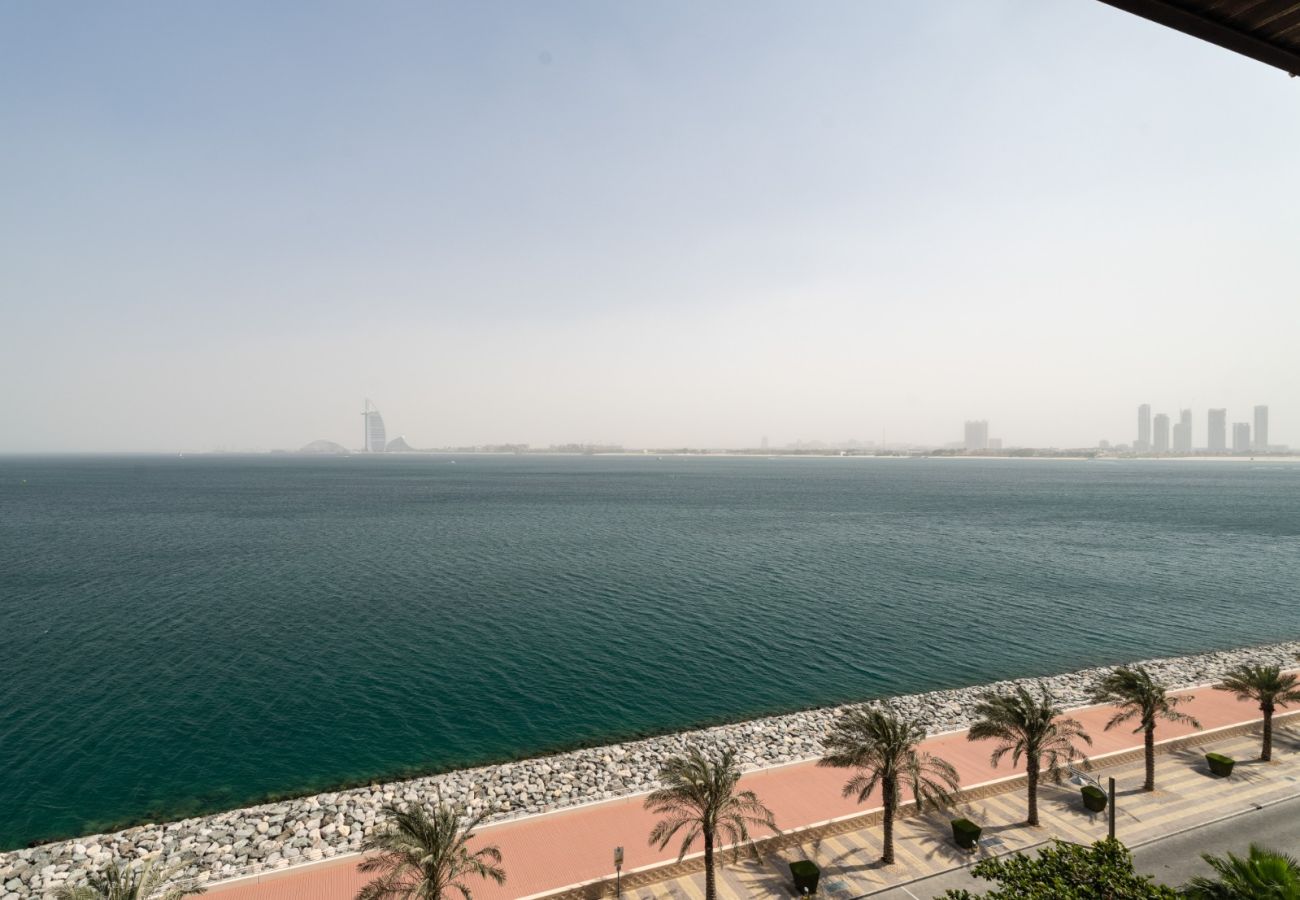 Apartment in Dubai - Coastal Serenity: 1BDR in Royal Amwaj