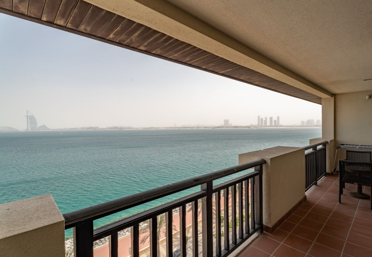 Apartment in Dubai - Coastal Serenity: 1BDR in Royal Amwaj