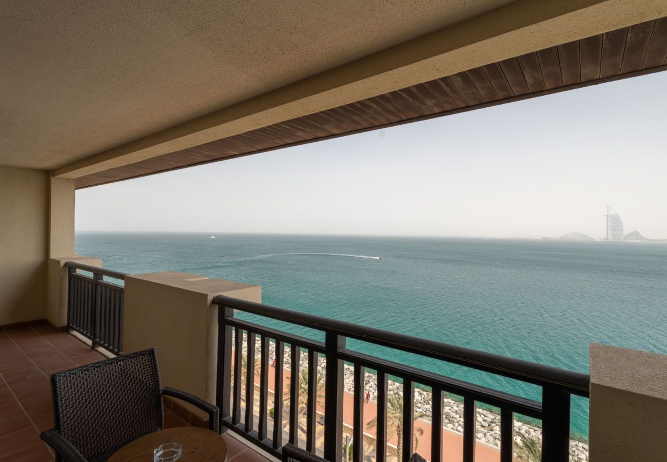 Apartment in Dubai - Coastal Serenity: 1BDR in Royal Amwaj