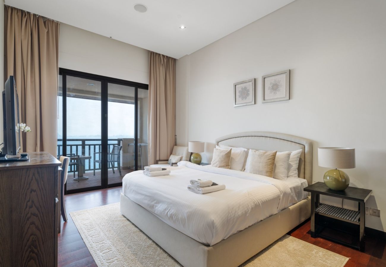 Apartment in Dubai - Coastal Serenity: 1BDR in Royal Amwaj